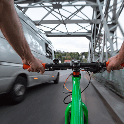 ¿Cómo rebasar a un ciclista si vas en auto?