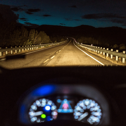 3 tips básicos para conducir seguro de noche